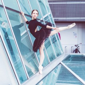 Ballet dancer en pointe - arabesque